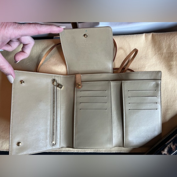 Authentic Louis Vuitton Vernis Crossbody Wallet - Picture 5 of 14